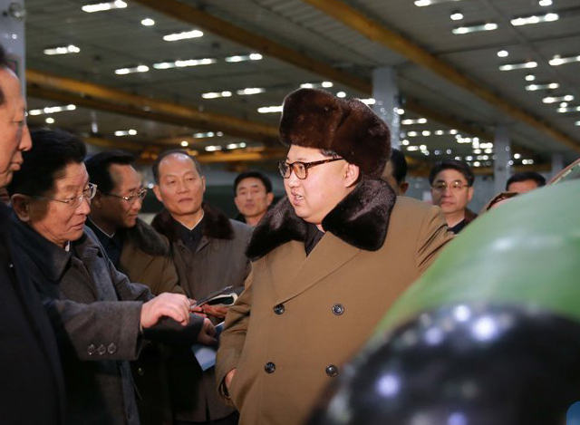 ပဲ့ထိန်းဒုံးကျည်များအား ကြည့်ရှုစစ်ဆေးနေသည့် မြောက်ကိုရီးယား ခေါင်းဆောင် ကင်ဂျုံအန်း အား တွေ့ရစဉ် (ဓာတ်ပုံ-အင်တာနက်)