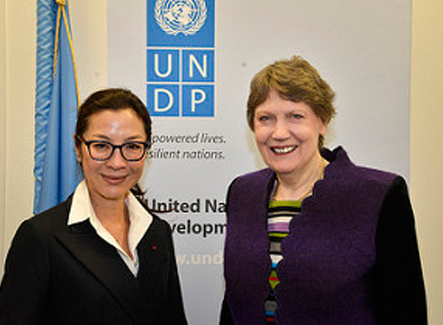 မင်းသမီး မီရှဲလ်ယိုနှင့် UNDP အုပ်ချုပ်ရေးမှူး ဟဲလ်လန် ကလက် (Helen Clark) တို့အား တွေ့ရစဉ် (ဓာတ်ပုံ- UNDP)