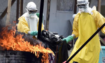 ကျန်းမာရေး ဝန်ထမ်းများက အီဘိုလာ ရောဂါသည်များ၏ အသုံးအဆောင်များအား မီးရှို့ဖျက်စီးနေစဉ် (ဓာတ်ပုံ-အင်တာနက်)