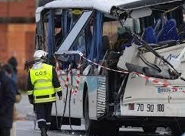 ပြင်သစ်နိုင်ငံ အလယ်ပိုင်းတွင် ထရပ်ကားတစ်စီးနှင့် တိုက်မိခဲ့သည့် မီနီဘတ်အား တွေ့ရစဉ် (ဓာတ်ပုံ-အင်တာနက်)