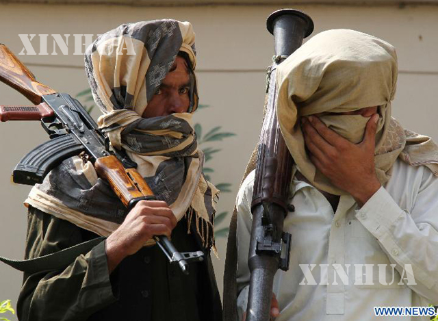 အာဖဂန်နစ္စတန်နိုင်ငံအတွင်းရှိ တာလီဘန် စစ်သွေးကြွနှစ်ဦးကို လက်နက်များနှင့်အတူ တွေ့ရစဉ် ( ဓာတ်ပုံ - ဆင်ဟွာ )