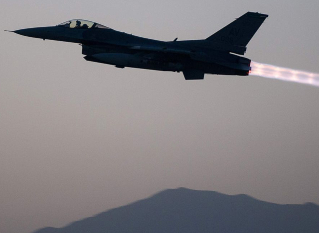 အမေရိကန် F-16 တိုက်လေယာဉ် တစ်စင်း အာဖဂန်နစ္စတန် နိုင်ငံတွင် စစ်ဆင်ရေး ပျံသန်းနေပုံ ကို ၂၀၁၅ ခုနှစ် စက်တင်ဘာ ၆ ရက်က တွေ့ရစဉ် ( ဓာတ်ပုံ-အင်တာနက် )