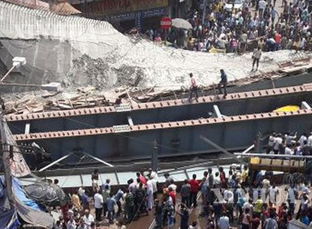 အိန္ဒိယနိုင်ငံ အရှေ့ပိုင်းတွင် ပြိုကျခဲ့သည့် ဆောက်လက်စ ဂုံးကျော်တံတား အားတွေ့ရစဉ် (ဆင်ဟွာ)