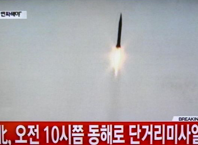 မြောက်ကိုရီးယားနိုင်ငံ (DPRK) က အရှေ့ပင်လယ်ထဲသို့ ပစ်လွှတ်ခဲ့သည့် တာတိုပစ်ဒုံးကျည်တစ်စင်း အား တွေ့ရစဉ် (ဓာတ်ပုံ-အင်တာနက်)