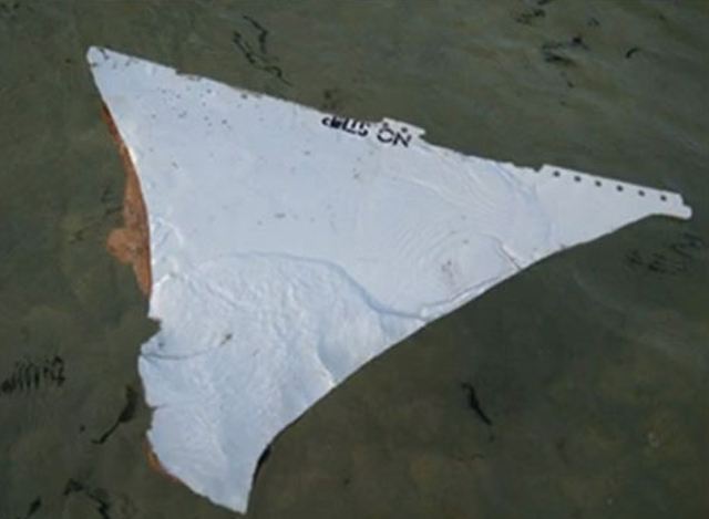 မိုဇမ်ဘစ်နိုင်ငံတွင် တွေ့ရှိသည့် MH370 လေယာဉ် အပျက်အစီးဟု ယူဆရသော သတ္တု အပိုင်းအစအား တွေ့ရစဉ် (ဓာတ်ပုံ-အင်တာနက်)