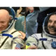ရုရှားအာကာသ ယာဉ်မှူး မီခေး ကော်နီအန်ကို နှင့် အမေရိကန် အာကာသ ယာဉ်မှူး စကော့ကယ်လီ တို့အား တွေ့ရစဉ် (ဓာှတ်ပုံ - NASA)