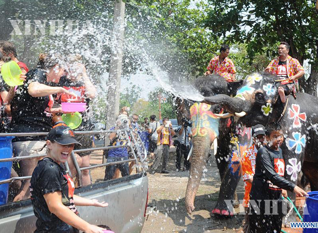 ထိုင်းနိုင်ငံတွင် ၂ဝ၁၆ ခုနှစ် ဆွန်ကရမ် ( သြင်္ကန်) ပွဲတော်ကို ပြည်သူများ ပျော်ရွှင်စွာ ဆင်နွှဲနေစဉ် ( ဆင်ဟွာ )