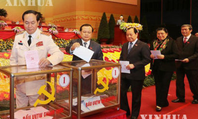 ဗီယက်နမ်နိုင်ငံ သမ္မတရွေးချယ်ပွဲတွင် Tran Dai Quang ( ဝဲ-အစွန်ဆုံး ) မဲပေးနေပုံအားတွေ့ရစဉ် ( ဆင်ဟွာ )