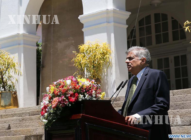 သီရိလင်္ကာ ဝန်ကြီးချုပ် Ranil Wickremesinghe အား ကိုလံဘိုမြို့တွင်ပြုလုပ်သည့် သတင်းစာရှင်းလင်းပွဲတစ်ခု၌ တွေ့ရစဉ် ( ဆင်ဟွာ )