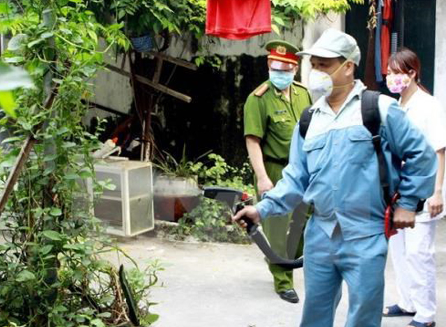 ဗီယက်နမ်နိုင်ငံ ဆင်ခြေဖုံးရပ်ကွက်များတွင် ဇီကာဗိုင်းရပ်စ် ကြိုတင် ကာကွယ် နှိမ်နင်းရေး အတွက် ခြင်ဆေးဖြန်းနေပုံ ( ဓာတ်ပုံ - အင်တာနက် )
