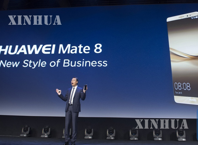 Huawei Mate 8 ဖုန်းမိတ်ဆက်ပွဲမြင်ကွင်းအားတွေ့ရစဉ် (ဆင်ဟွာ)