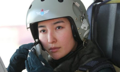 FBC-1 ဗုံးကျဲ လေယာဉ်တွင် တာဝန် ထမ်းဆောင်မည့် အမျိုးသမီး လေယာဉ်မှူး တစ်ဦးအား တွေ့ရစဉ် (ဓာတ်ပုံ- အင်တာနက်)