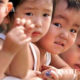 တရုတ်ကလေးငယ်များအား တွေ့ရစဉ် ( ဆင်ဟွာ )