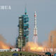တရုတ်နိုင်ငံ အာကာသသိပ္ပံမှ Shenzhou ဒုံးပျံကို လွှတ်တင်နေစဉ် (ဆင်ဟွာ)