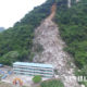 တရုတ်နိုင်ငံ တောင်ပိုင်းရှိ မူလတန်းကျောင်း တစ်ကျောင်းပေါ်သို့ မြေပြိုကျလာစဉ် (ဆင်ဟွာ)