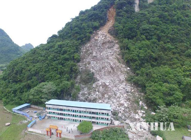 တရုတ်နိုင်ငံ တောင်ပိုင်းရှိ မူလတန်းကျောင်း တစ်ကျောင်းပေါ်သို့ မြေပြိုကျလာစဉ် (ဆင်ဟွာ)