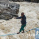 Jinsha မြစ်ကို ဖြတ်ကျော်နေသော တရုတ်နိုင်ငံသားကြိုးတန်းလမ်းလျှောက်သမား Zhang အားတွေ့ရစဉ် (ဆင်ဟွာ)