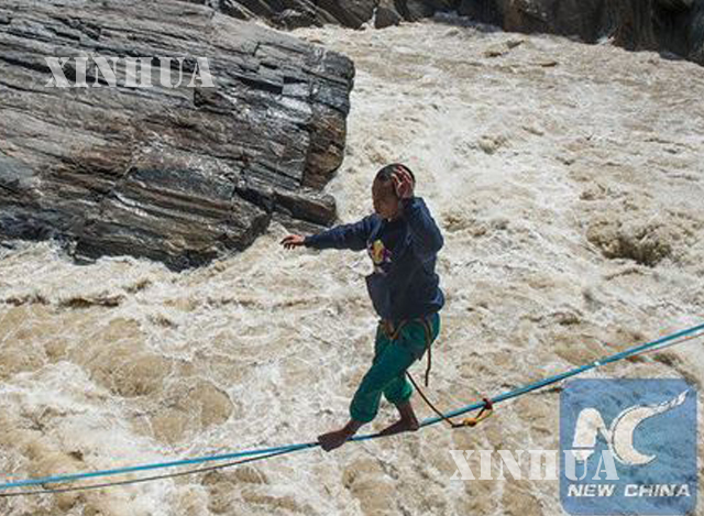 Jinsha မြစ်ကို ဖြတ်ကျော်နေသော တရုတ်နိုင်ငံသားကြိုးတန်းလမ်းလျှောက်သမား Zhang အားတွေ့ရစဉ် (ဆင်ဟွာ)