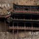တရုတ်နိုင်ငံ ချောက်ကမ်းပါးစောက်ရှိ Hanging ဘုရားကျောင်းအား ၂၀၁၂ ခုနှစ် နိုဝင်ဘာလ ၂၁ ရက်က တွေ့ရစဉ် (ဆင်ဟွာ)