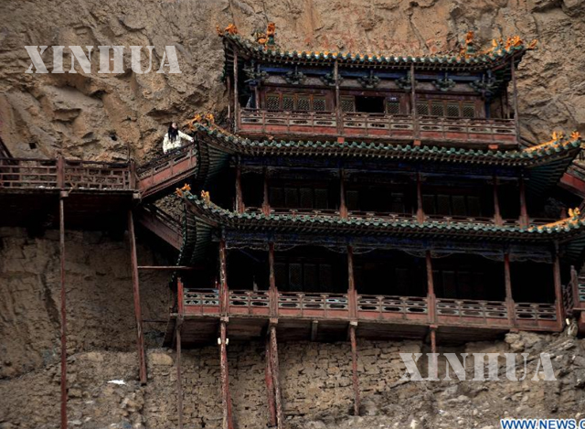 တရုတ်နိုင်ငံ ချောက်ကမ်းပါးစောက်ရှိ Hanging ဘုရားကျောင်းအား ၂၀၁၂ ခုနှစ် နိုဝင်ဘာလ ၂၁ ရက်က တွေ့ရစဉ် (ဆင်ဟွာ)
