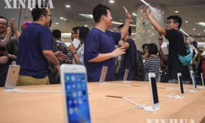 တရုတ်နိုင်ငံ ၊ နန်ကျင်းမြို ့တွင် ပထမဆုံး Apple အရောင်းပြခန်းဖွင့်ပွဲကို ၂၀၁၅ ခုနှစ် စက်တင်ဘာ ၁၉ ရက်တွင်ပြုလုပ်နေစဉ် ( ဆင်ဟွာ )