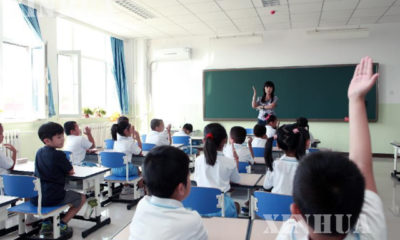 ပေကျင်းမြို့ရှိ မူလတန်းကျောင်း တစ်ခုတွင် စာသင်ကြားနေပုံအား တွေ့ရစဉ် (ဆင်ဟွာ)