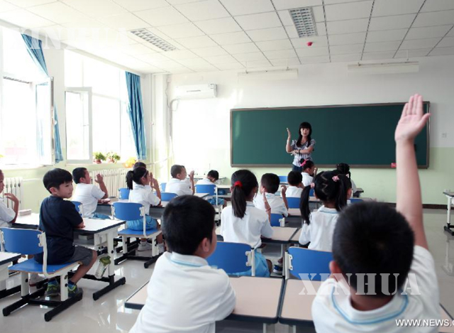 ပေကျင်းမြို့ရှိ မူလတန်းကျောင်း တစ်ခုတွင် စာသင်ကြားနေပုံအား တွေ့ရစဉ် (ဆင်ဟွာ)
