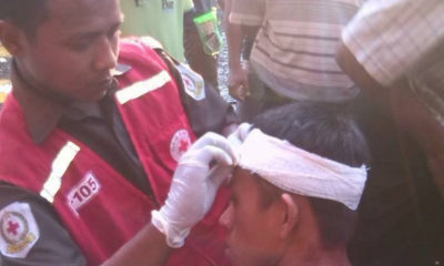 သြင်္ကန် ကာလအတွင်း ထိခိုက်ဒဏ်ရာ ရရှိ သူတစ်ဦးအား ကြက်ခြေနီ တပ်ဖွဲ့ဝင် တစ်ဦးက ပြုစု ကုသပေးနေစဉ် (ဓာတ်ပုံ-Myanmar Red Cross Society)