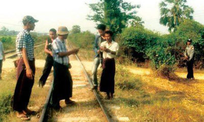 အခင်းဖြစ်သည့်နေရာအားလိုက်လံပြသနေစဉ် (ဓာတ်ပုံ-- M.O.I)