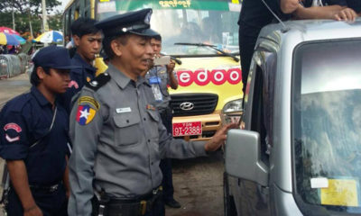 ယာဉ်အန္တရာယ်ကင်းရှင်းစေဖို့ မြန်မာနိုင်ငံရဲတပ်ဖွဲ့မှ ဆောင်ရွက်နေစဉ် (ဓာတ်ပုံ-- Yangon Police)