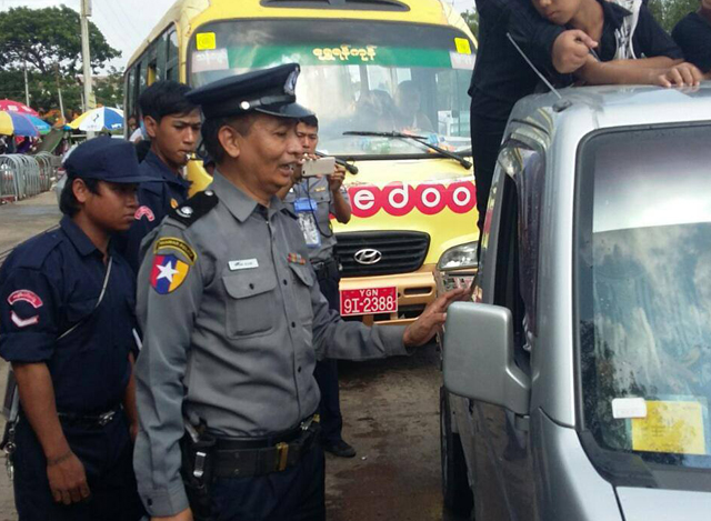 ယာဉ်အန္တရာယ်ကင်းရှင်းစေဖို့ မြန်မာနိုင်ငံရဲတပ်ဖွဲ့မှ ဆောင်ရွက်နေစဉ် (ဓာတ်ပုံ-- Yangon Police)