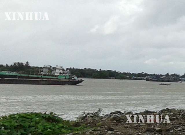 မြန်မာနိုင်ငံအတွင်းရှိ မြစ်ကြောင်း တစ်ခုအတွင်း သင်္ဘောများ သွားလာ လှုပ်ရှားမှုများအား တွေ့ရစဉ် (ဆင်ဟွာ)