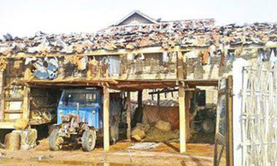 စဉ့်ကိုင်မြို့တွင် ဧပြီလ ၂၂ ရက် မိုးသီးရွာသွန်းမှုကြောင့် ပျက်စီးနေသော အိမ်တစ်လုံးအားတွေ့ရစဉ် (ဓာတ်ပုံ- MOI)