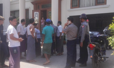 အနုကြမ်းစီးမှုဖြစ်ပွားရာ အိမ်ရှေ့၌ ရဲတပ်ဖွဲ့ဝင်များနှင့် ပြည်သူများ အားတွေ့ရစဉ် (ဓာတ်ပုံ-Khin Mg Thant)