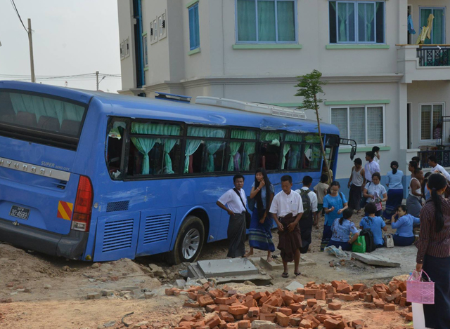 ဖယ်ရီ နှစ်စီးတိုက်မိမှု မြင်ကွင်းအား မြင်တွေ့ရစဉ် (ဓာတ်ပုံ-M.O.I)