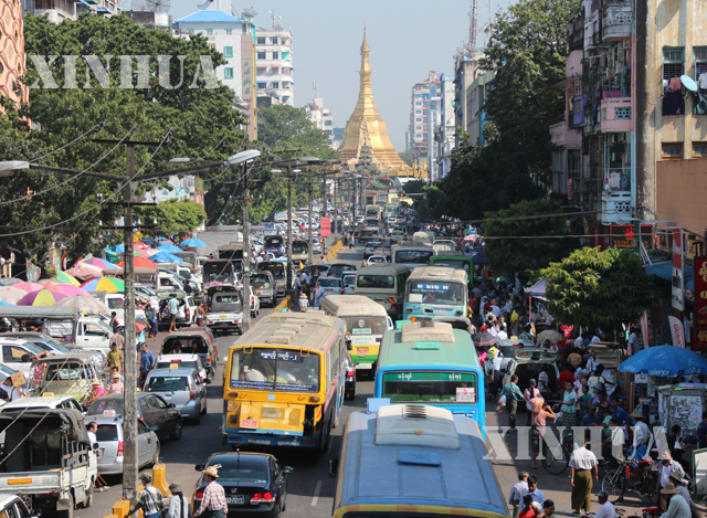 ရန်ကုန်မြို့ပေါ်ရှိဘတ်စ်ကားများအား တွေ့ရစဉ်(ဆင်ဟွာ)