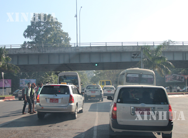 ရန်ကုန်မြို့တွင်းရှိ ခုံးကျော်တံတား တစ်ခုအားတွေ့ရစဉ် (ဆင်ဟွာ)