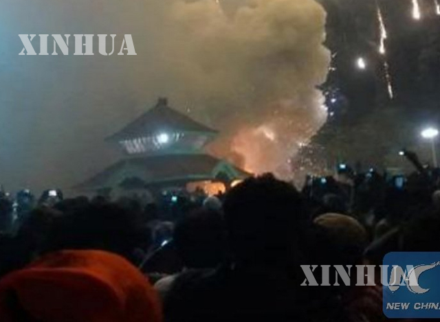 အိန္ဒိယနိုင်ငံ တောင်ပိုင်းရှိ ဘုရားကျောင်း မီးလောင်ပေါက်ကွဲမှုအား တွေ့ရစဉ် (ဆင်ဟွာ)