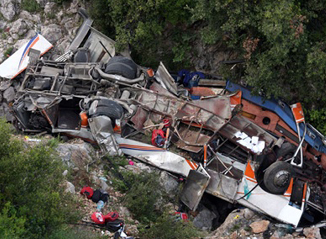 ဘူရွန်ဒီ နိုင်ငံတွင် ချောက်ထဲ ထိုးကျသွားသော ဘတ်စ်ကား၏ အပျက်အစီး ပုံအား တွေ့ရစဉ် ( ဓာတ်ပုံ - အင်တာနက် )