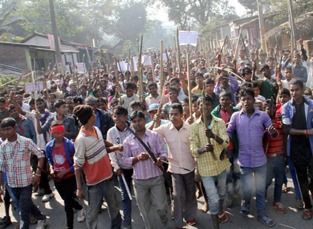 အိန္ဒိယနိုင်ငံ အရှေ့မြောက်ပိုင်း Assam ပြည်နယ်တွင် ဖြစ်ပွားခဲ့သည့် ဆန္ဒပြမှုတစ်ခုအားတွေ့ရစဉ်-(ဓါတ်ပုံ-အင်တာနက်)