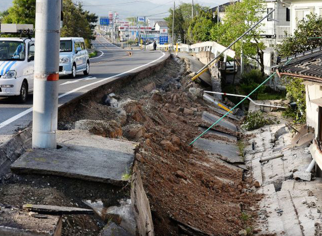ဂျပန်နိုင်ငံ အနောက်တောင်ပိုင်းတွင် လှုပ်ခတ်ခဲ့သည့်အင်အားပြင်း ငလျင်ကြောင့် လမ်းများ ပျက်စီးခဲ့မှုများအား တွေ့ရစဉ်-(ဓါတ်ပုံ-အင်တာနက်)