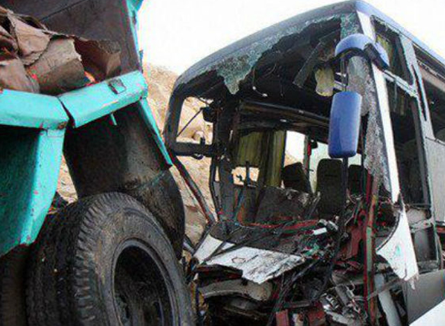 အီဂျစ်နိုင်ငံတွင် ခေါင်းချင်းဆိုင် တိုက်မိခဲ့သည့် ထရပ်ကား နှစ်စီး အား တွေ့မြင်ရစဉ် (ဓာတ်ပုံ-အင်တာနက်)