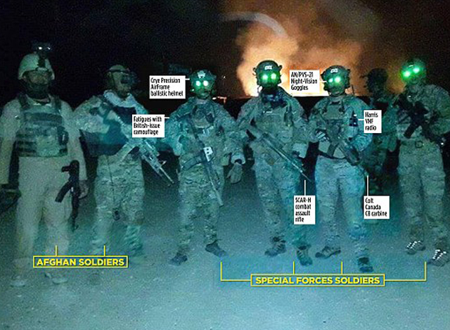 အာဖဂန် အထူး တပ်ဖွဲ့ဝင်များ ညစစ်ဆင်ရေး ပြုလုပ်နေပုံအား သရုပ်ပြနေစဉ် ( ဓာတ်ပုံ - အင်တာနက် )