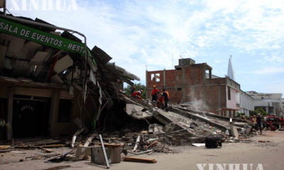 အီကွေဒေါ ငလျင်ကြောင့် ပျက်စီးဆုံးရှုံးမှုများအား တွေ့ရစဉ် (ဆင်ဟွာ)