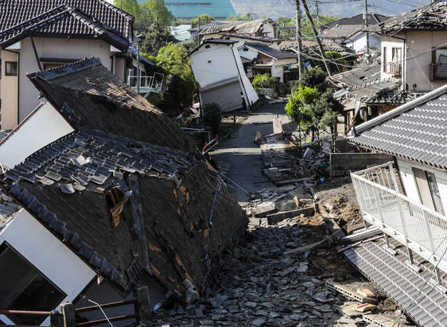 ဂျပန်နိုင်ငံတွင် လှုပ်ခတ်ခဲ့သည့် အင်အားပြင်းငလျင်ကြောင့် ပြိုကျပျက်စီးခဲ့သည့် နေအိမ်များအားတွေ့ရစဉ် (ဓာတ်ပုံ-အင်တာနက်)