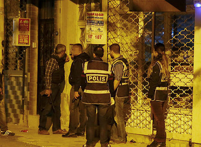 IS အဖွဲ့ဝင်များအား လိုက်လံ ဖမ်းဆီးနေသည့် တူရကီ ရဲတပ်ဖွဲ့ဝင်များအား တွေ့ရစဉ် (ဓာတ်ပုံ-အင်တာနက်)