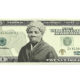 အမေရိကန် ဒေါ်လာ ၂၀ တန် ငွေစက္ကူတွင် Harriet Tubman ရုပ်ပုံ ထည့်သွင်းထားသည့် ပုံစံအား တွေ့ရစဉ် (ဓာတ်ပုံ- အင်တာနက်)
