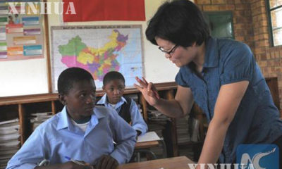 တောင်အာဖရိက နိုင်ငံရှိ အလယ်တန်းကျောင်း တစ်ခုတွင် တရုတ်ဆရာမ တစ်ဦး မန်ဒရင်း ဘာသာစကား သင်ကြား ပေးနေစဉ် ( ဆင်ဟွာ )