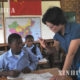 တောင်အာဖရိက နိုင်ငံရှိ အလယ်တန်းကျောင်း တစ်ခုတွင် တရုတ်ဆရာမ တစ်ဦး မန်ဒရင်း ဘာသာစကား သင်ကြား ပေးနေစဉ် ( ဆင်ဟွာ )