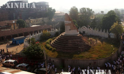 ငလျင်ဒဏ်ကြောင့် ပျက်စီးသွားသည့် သမိုင်းဝင် Dharahara တာဝါ ဥပစာတွင် အောက်မေ့ဖွယ် အစီအစဉ် ကျင်းပနေစဉ် (ဆင်ဟွာ)